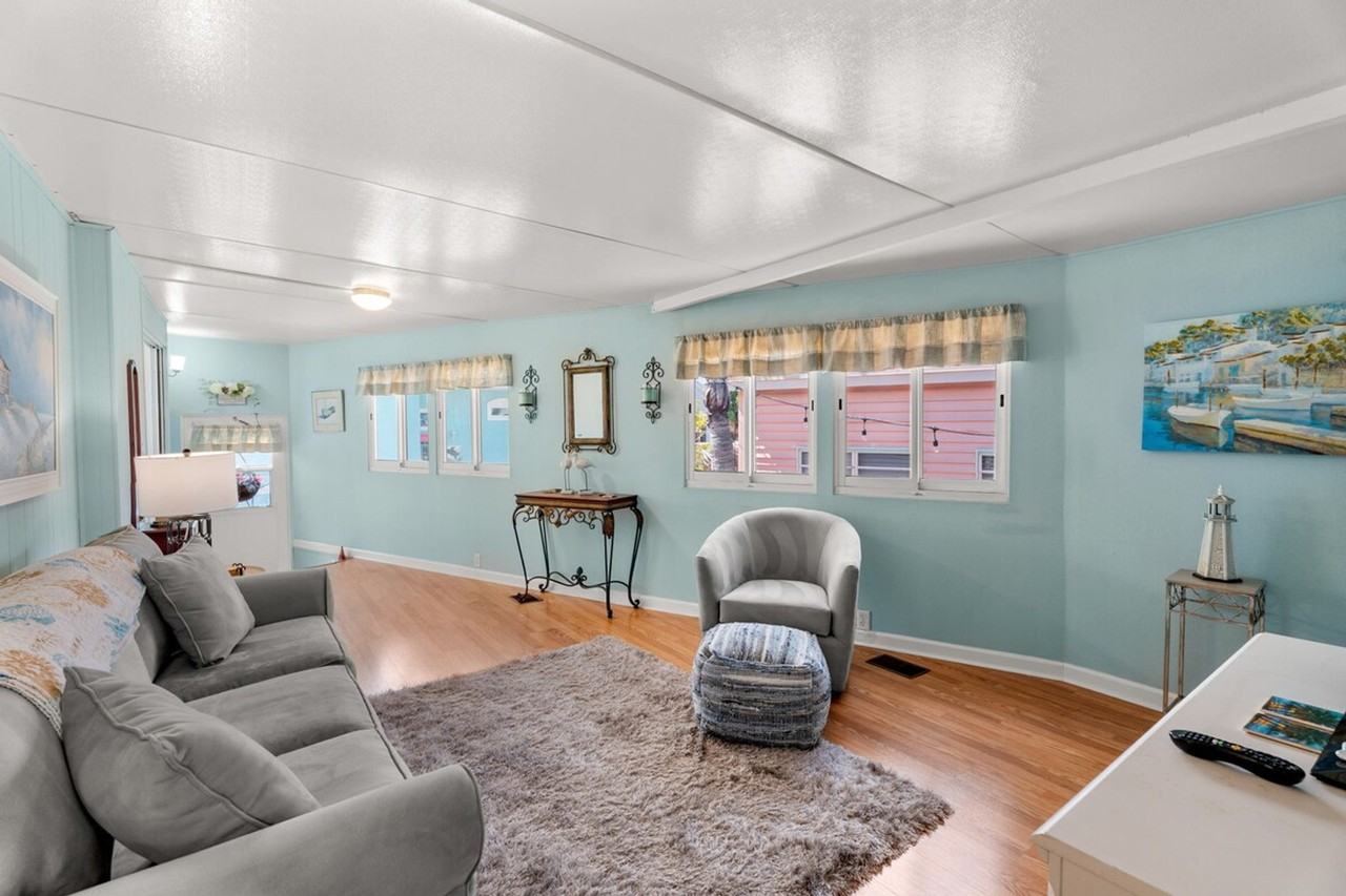 1256 Nettles Blvd #1537526P - Photo 4 of 30