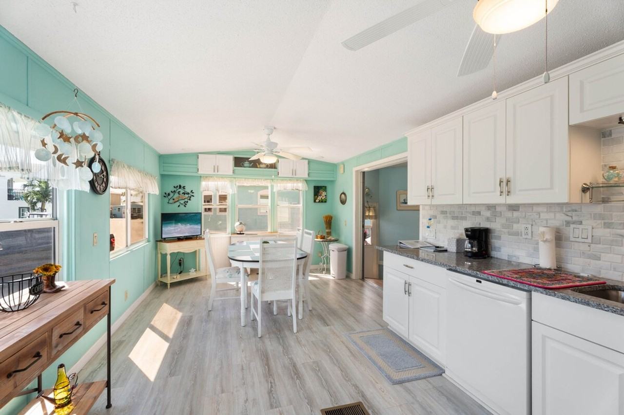 1256 Nettles Blvd #1537526P - Photo 6 of 30