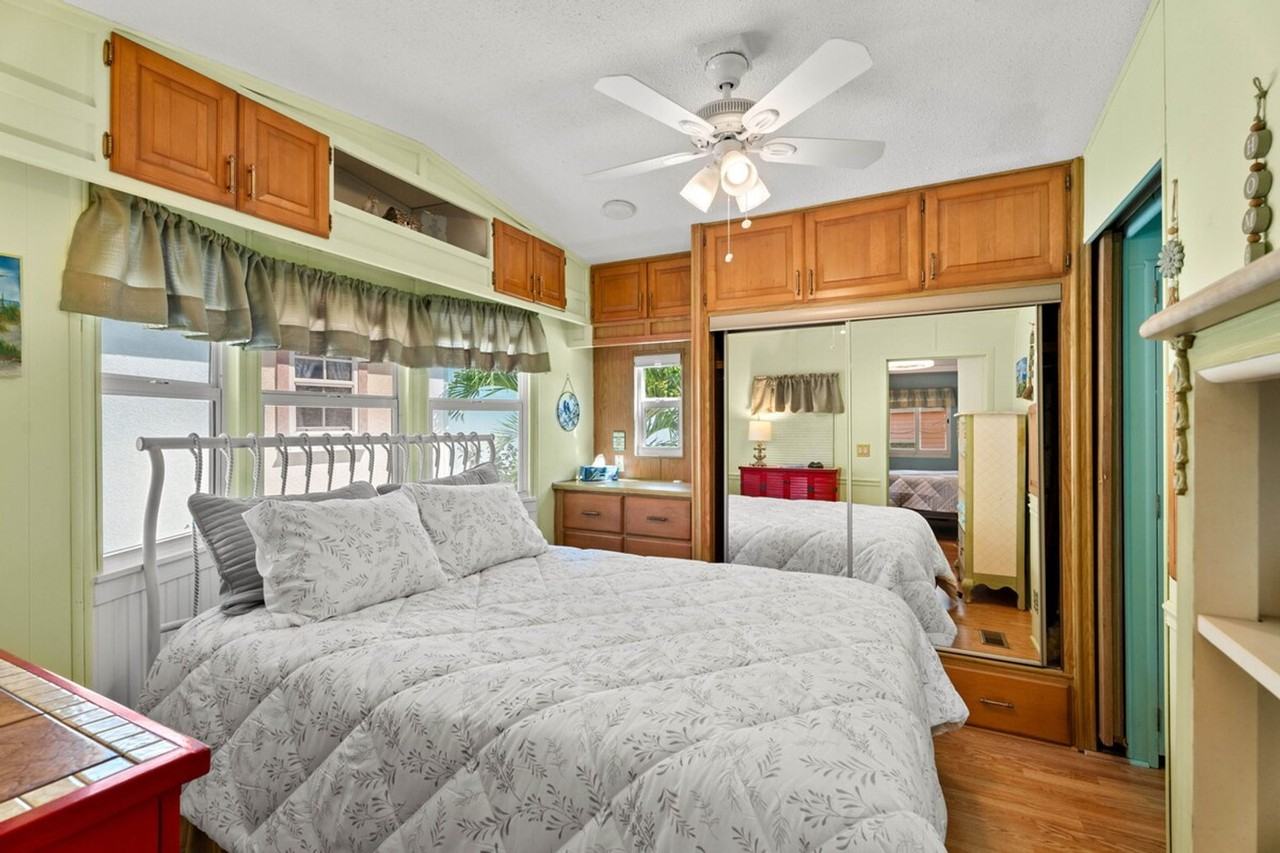 1256 Nettles Blvd #1537526P - Photo 7 of 30