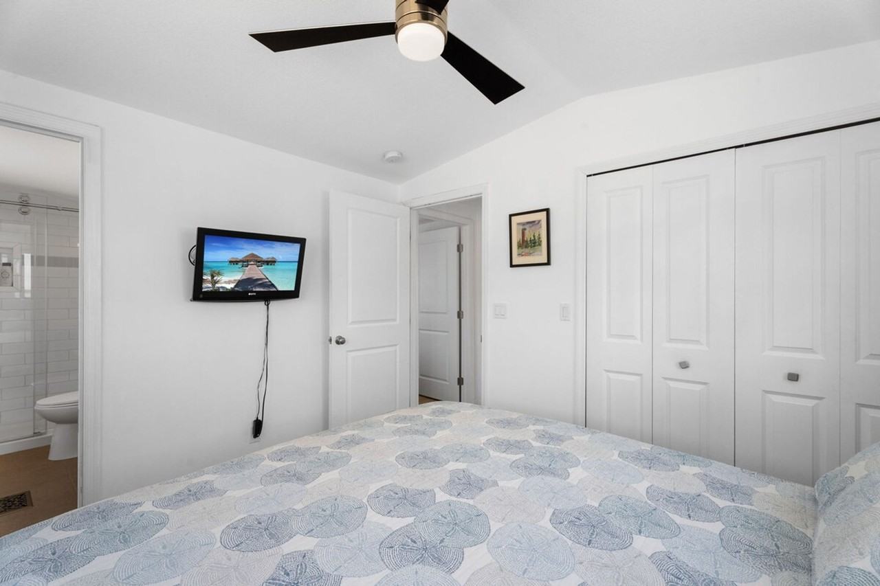1243 Nettles Blvd #1537528P - Photo 6 of 24