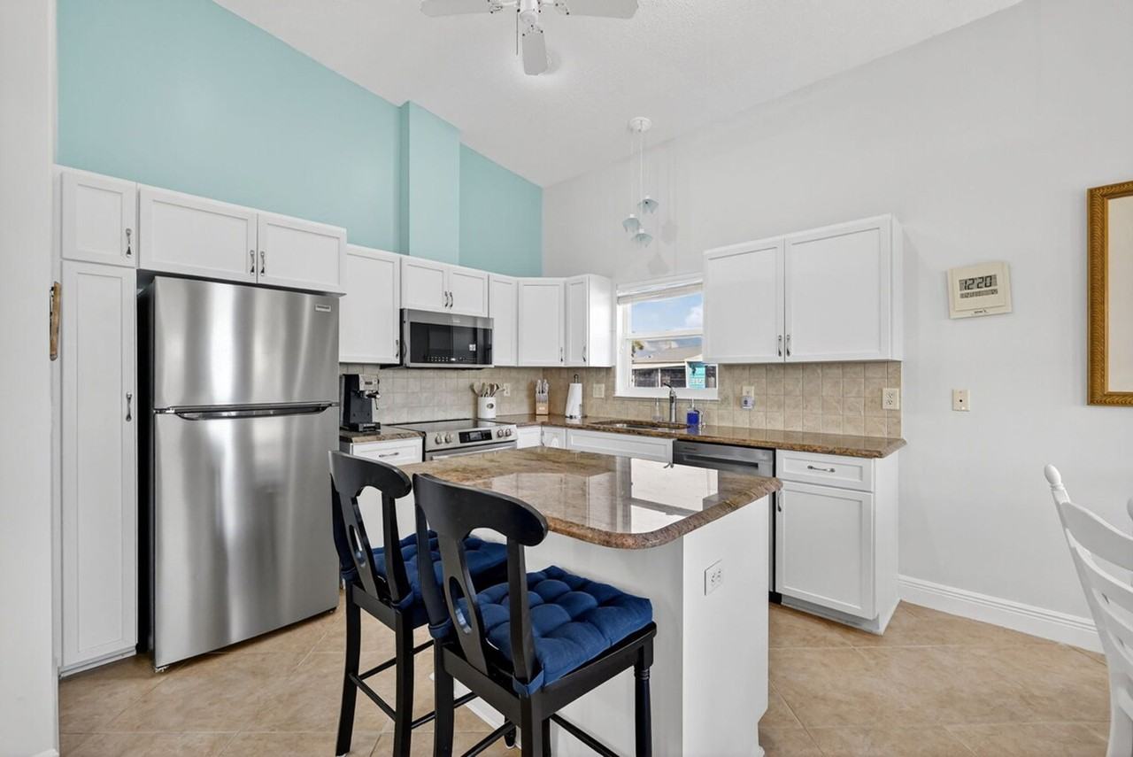 1294 Nettles Blvd #1541575P - Photo 4 of 37