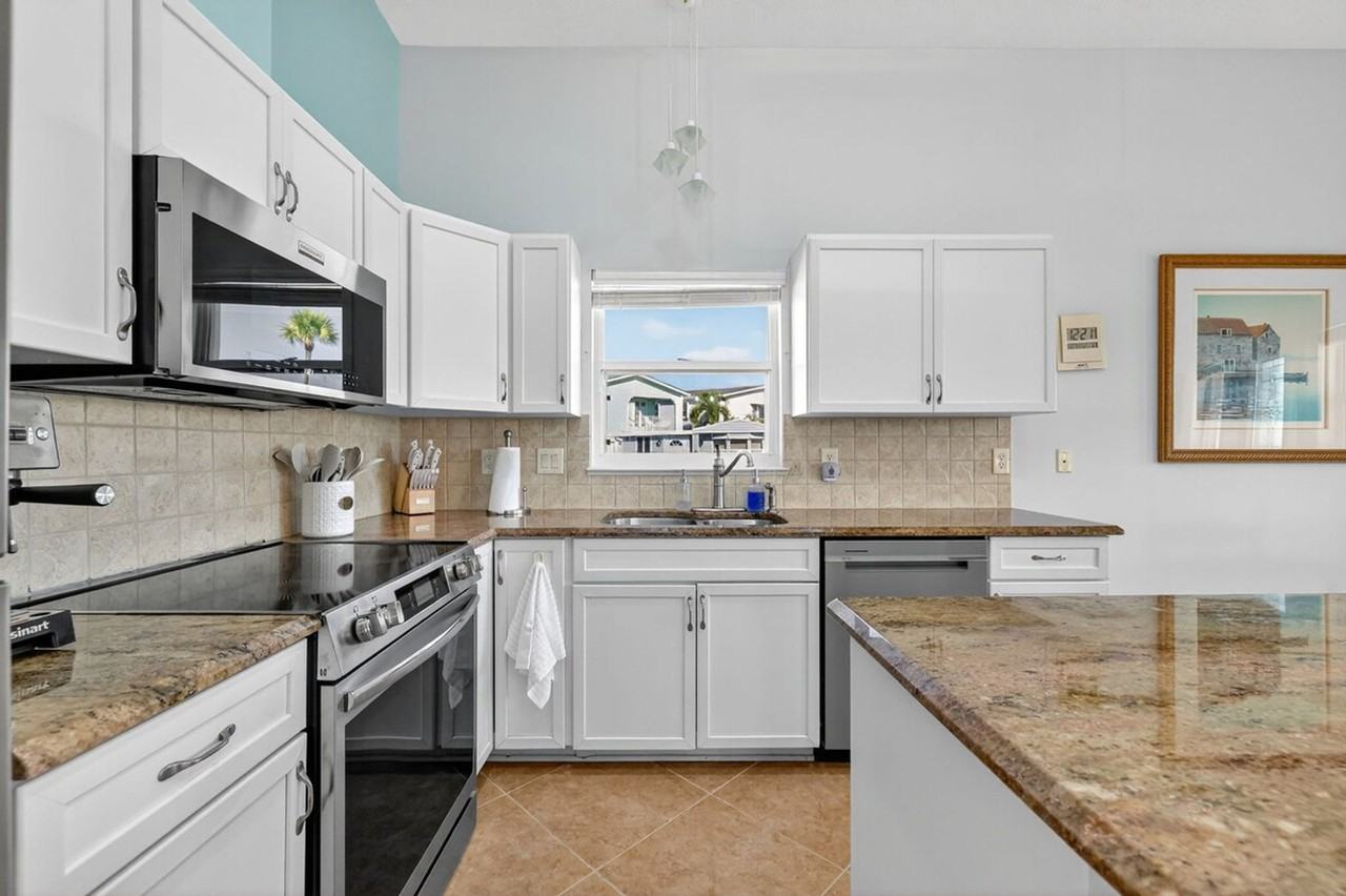 1294 Nettles Blvd #1541575P - Photo 5 of 37