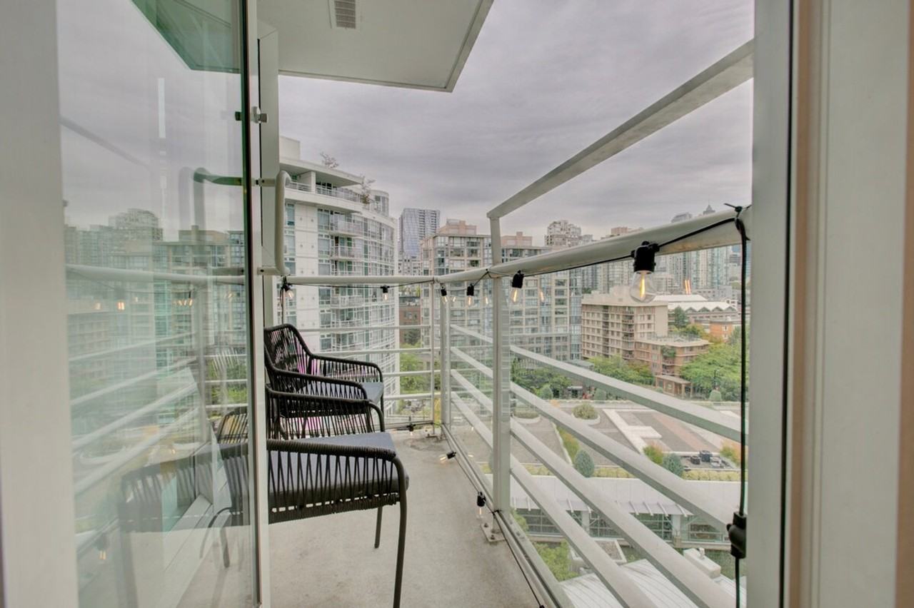1099 Marinaside Cres #1542492P - Photo 6 of 15