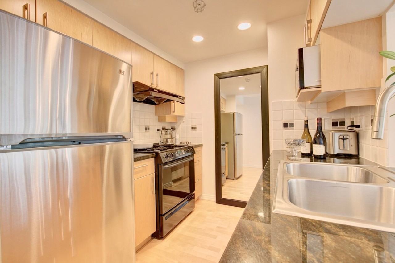1099 Marinaside Cres #1542492P - Photo 7 of 15