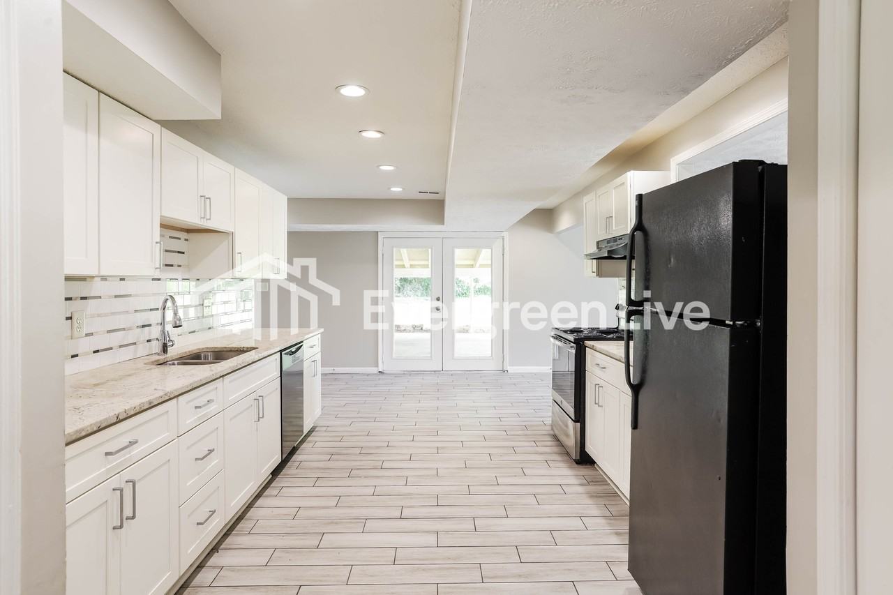 5815 Penfield Pl - Photo 5 of 15