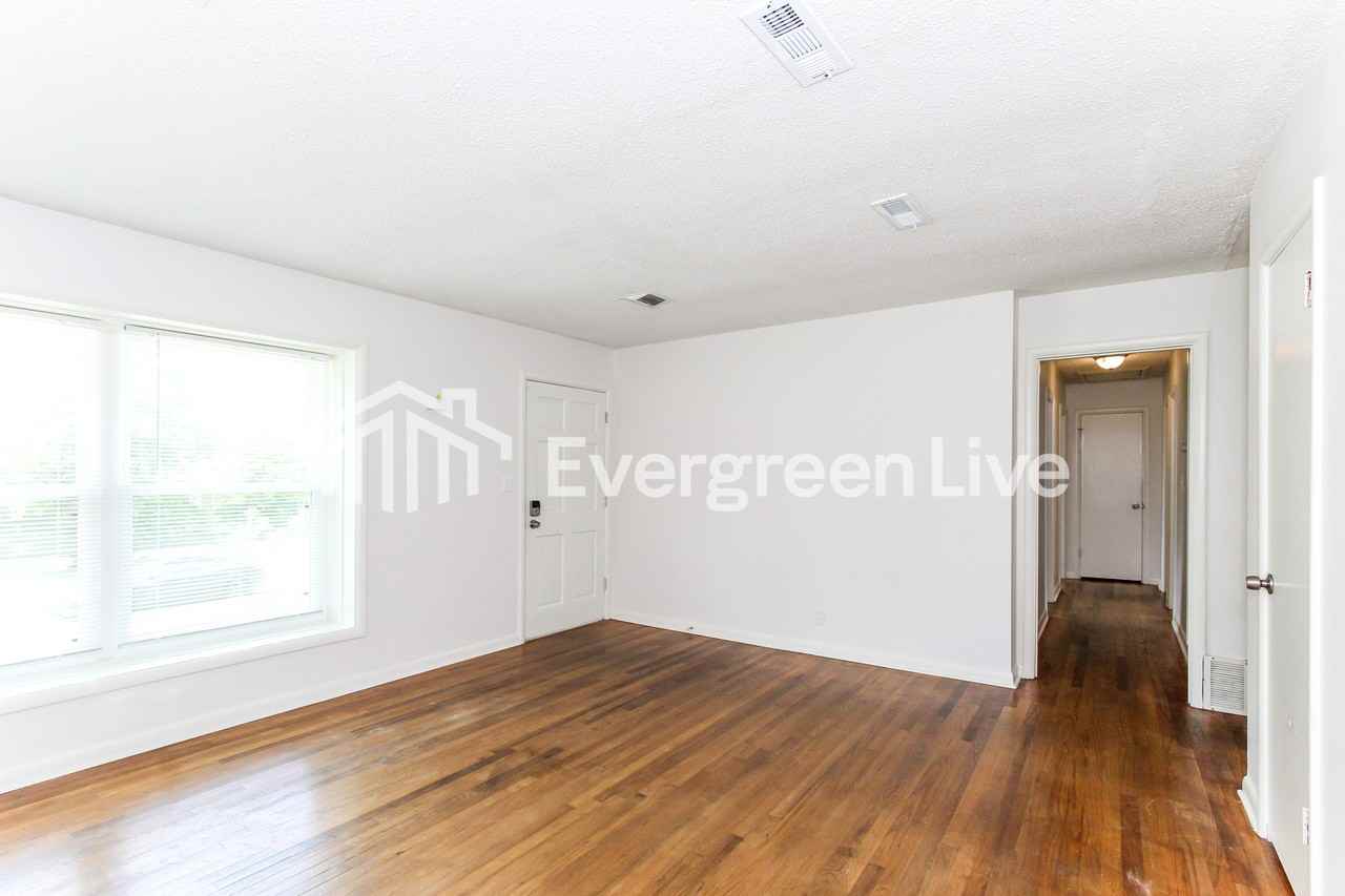 319 Pope Dr - Photo 3 of 15