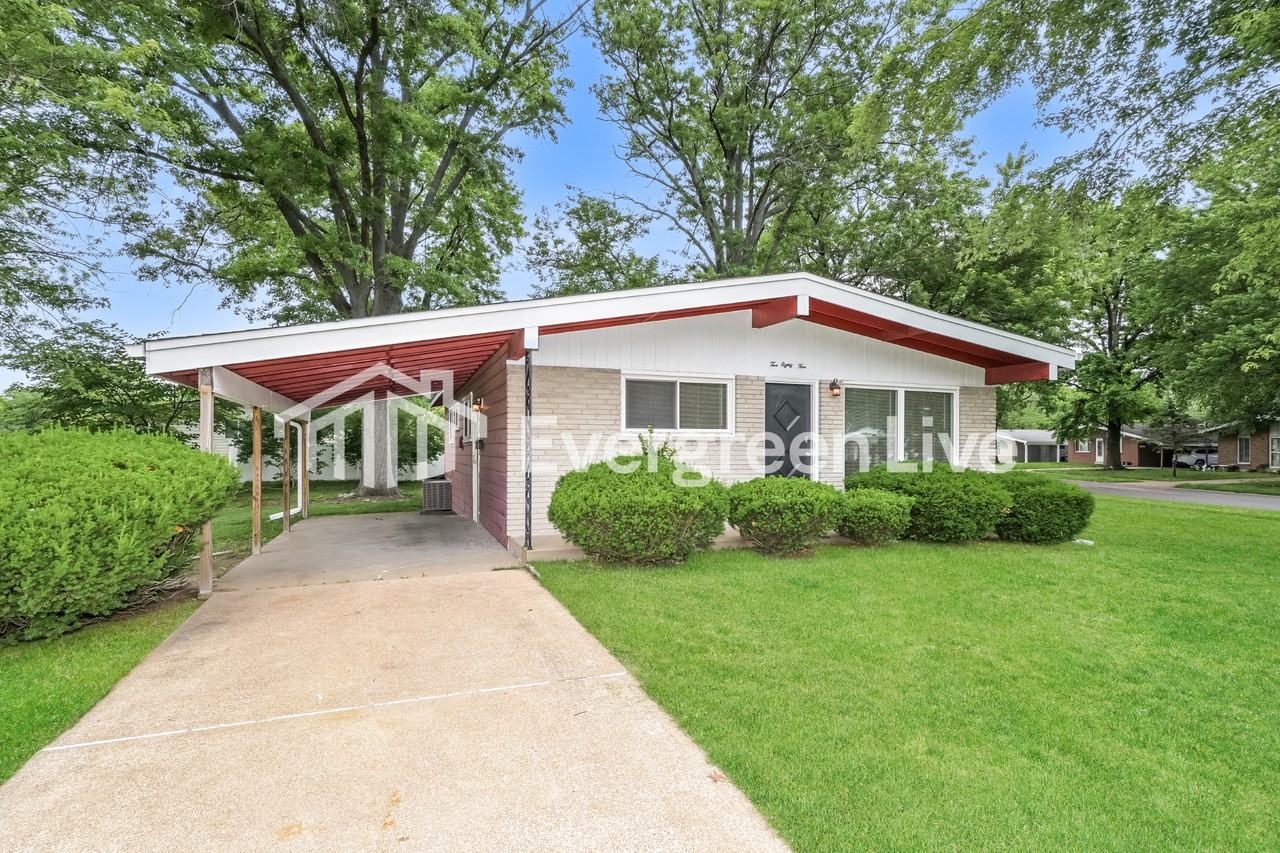 285 Versailles Dr - Photo 2 of 15