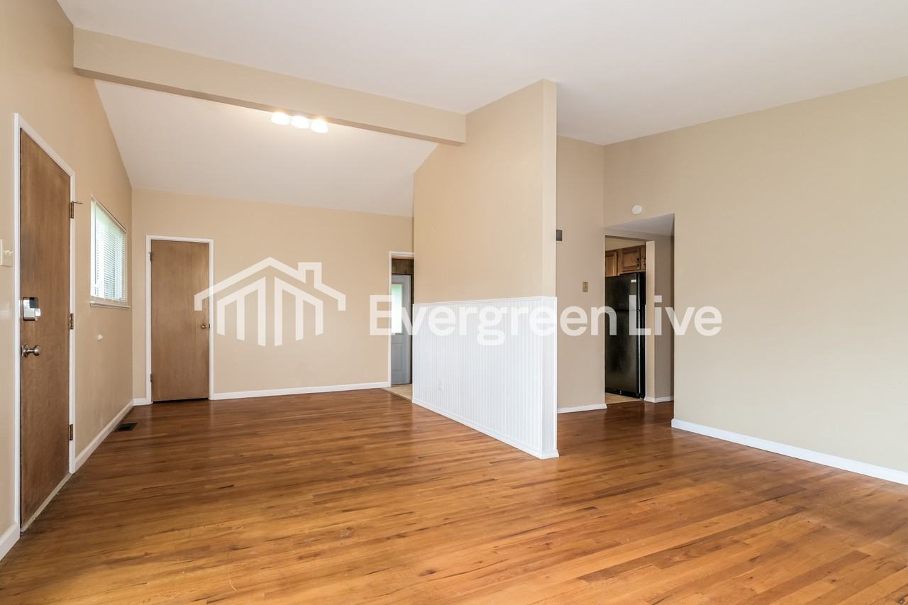 285 Versailles Dr - Photo 3 of 15