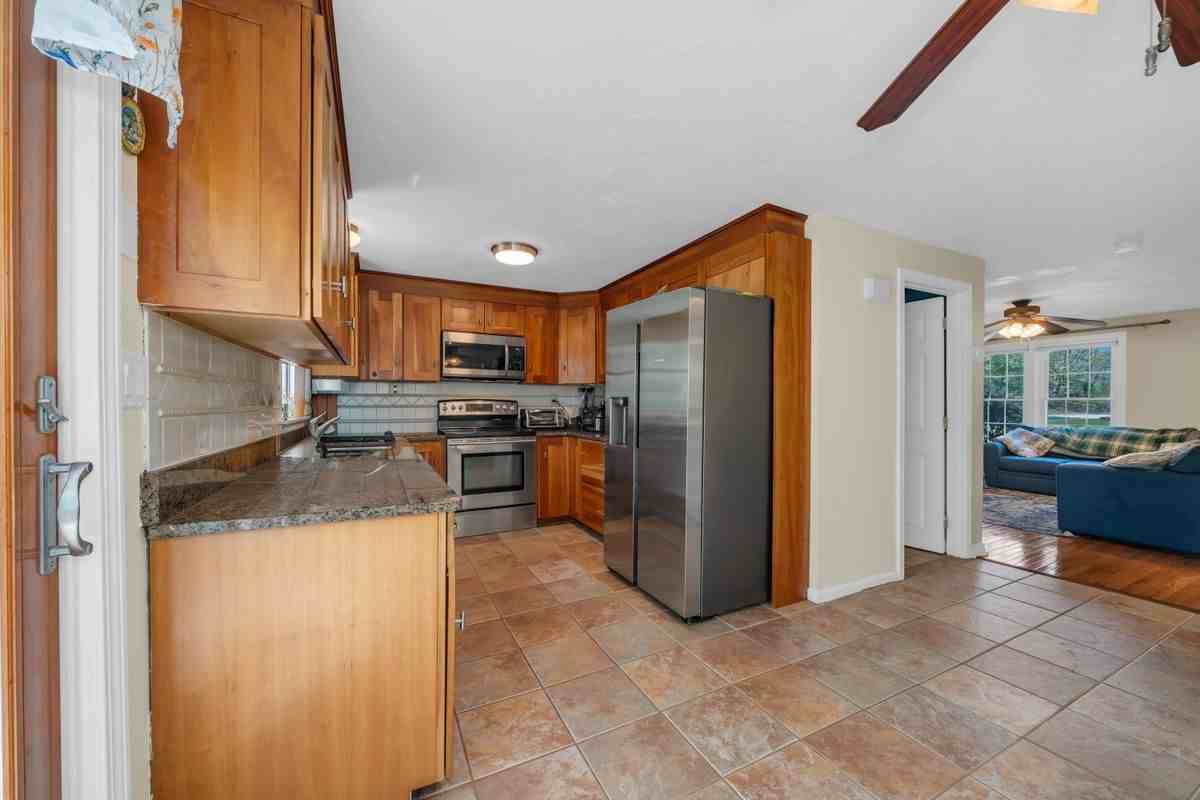 16 Sullivan Ave - Photo 6 of 25