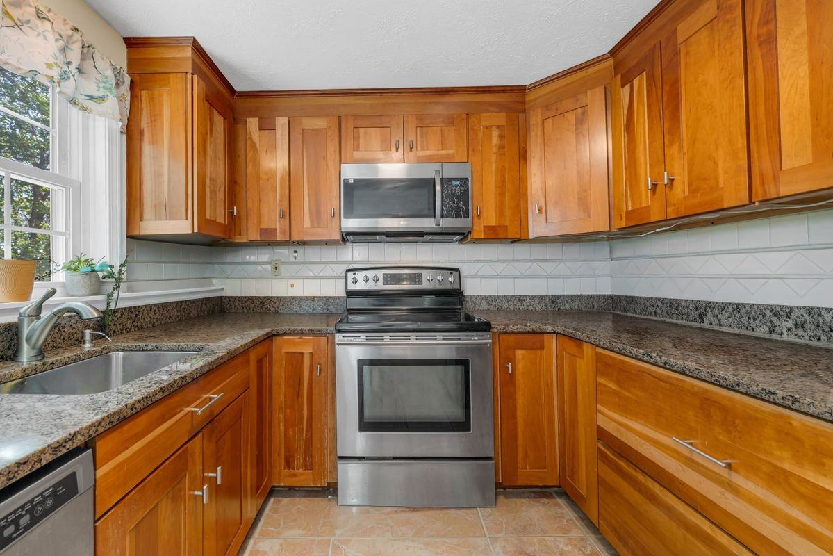 16 Sullivan Ave - Photo 7 of 25