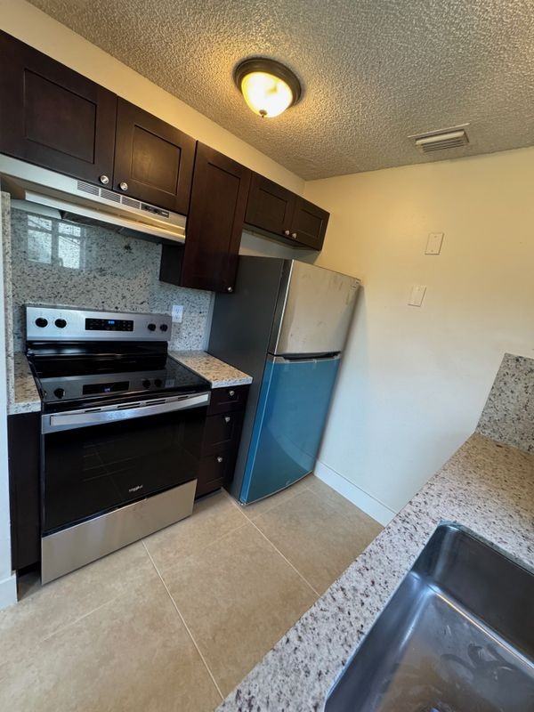 1141 W River Dr - Photo 2 of 46