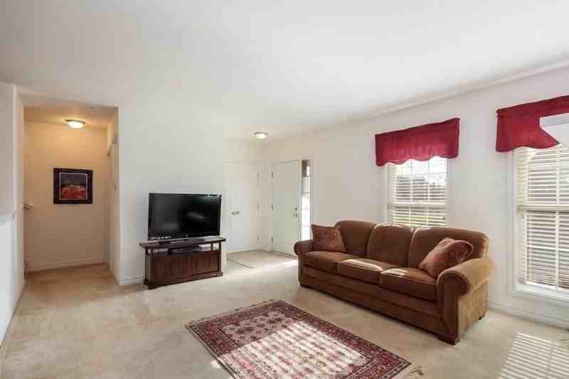 3370 Endsleigh Ln - Photo 4 of 36