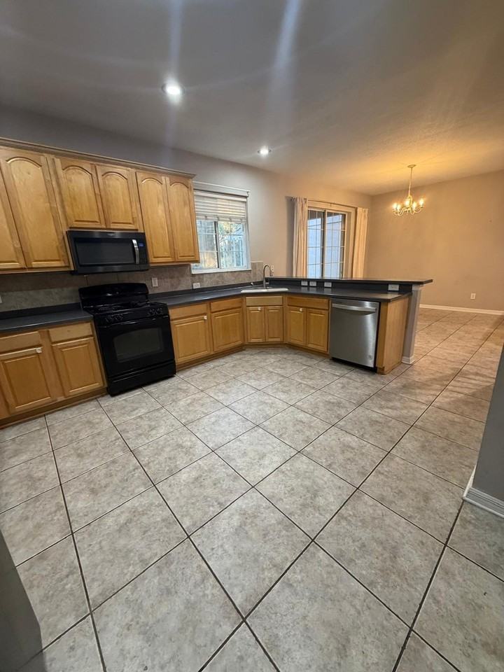 2405 Silvermoss Dr - Photo 5 of 18