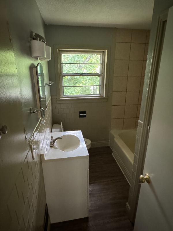 414 Woodlawn Ave - Photo 6 of 14
