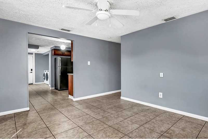4301 W Arch St - Photo 4 of 19