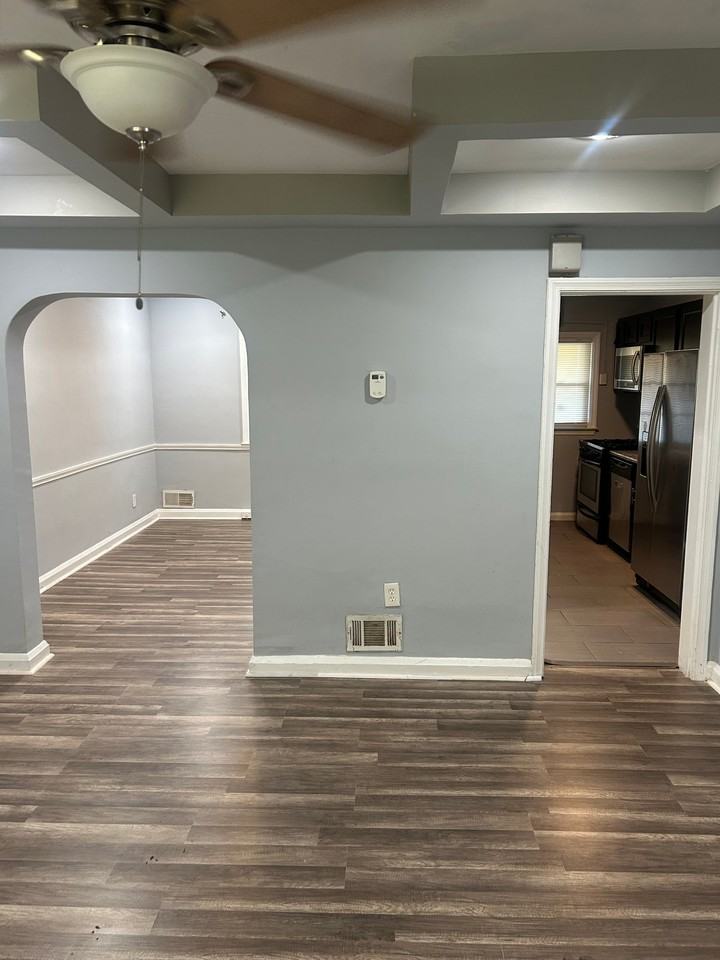 4230 Towanda Ave - Photo 4 of 40