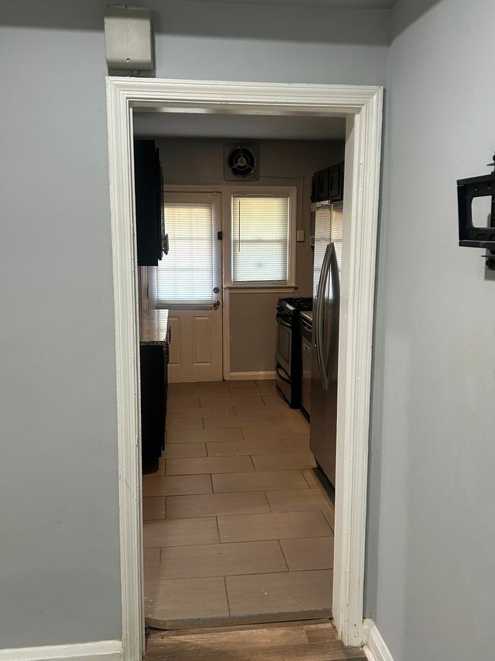 4230 Towanda Ave - Photo 6 of 40