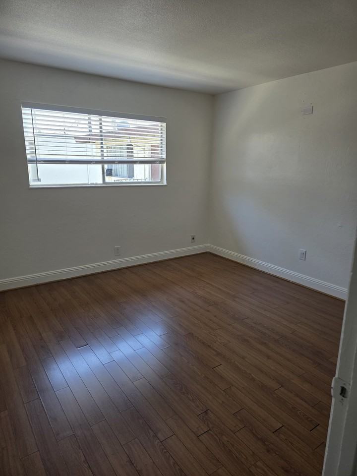 965 Helen Ave - Photo 4 of 9