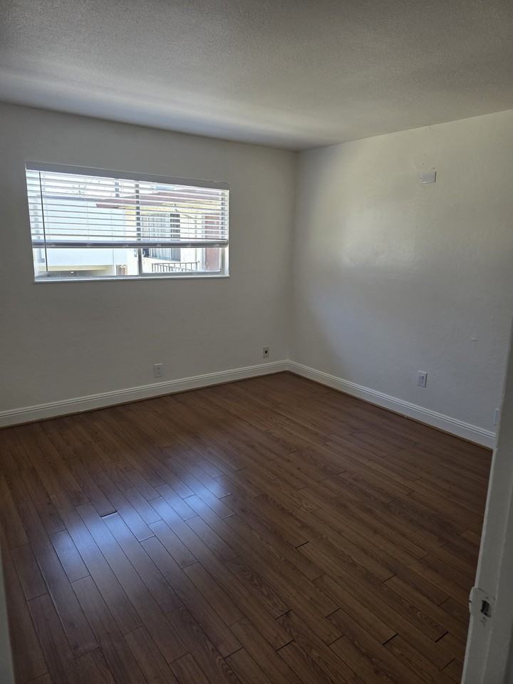 965 Helen Ave - Photo 5 of 9