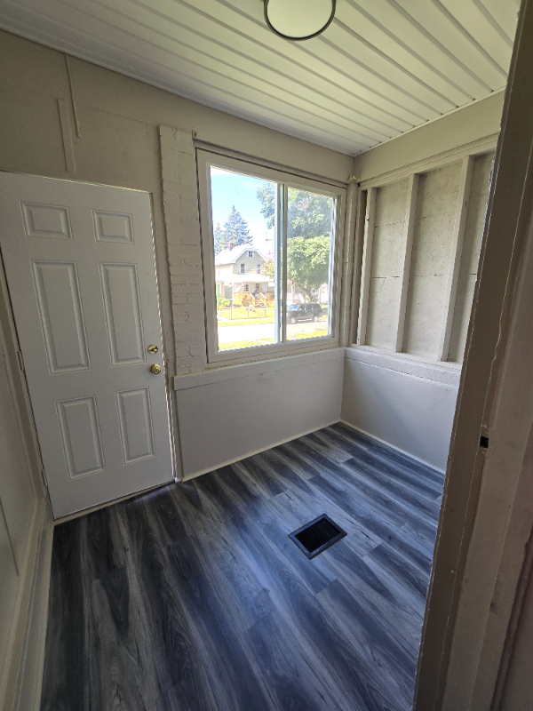 1231 Rankine Ave - Photo 3 of 13