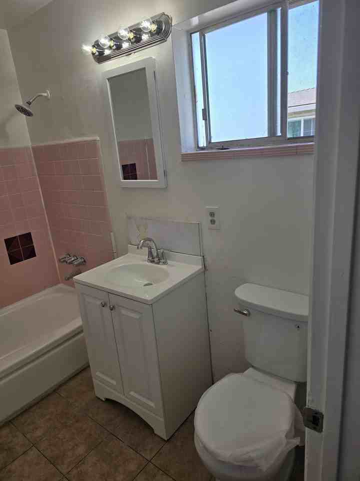 947 Tamarack Ln - Photo 3 of 8