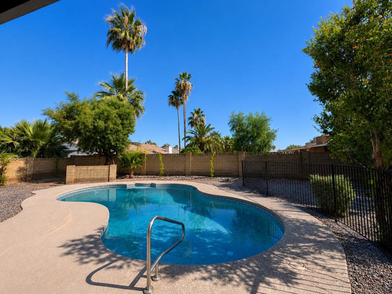 8611 E Vista Dr - Photo 2 of 16