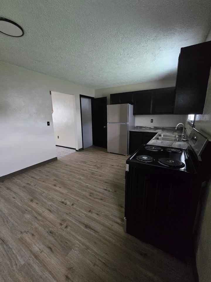 1413 E 38th St - Photo 3 of 18