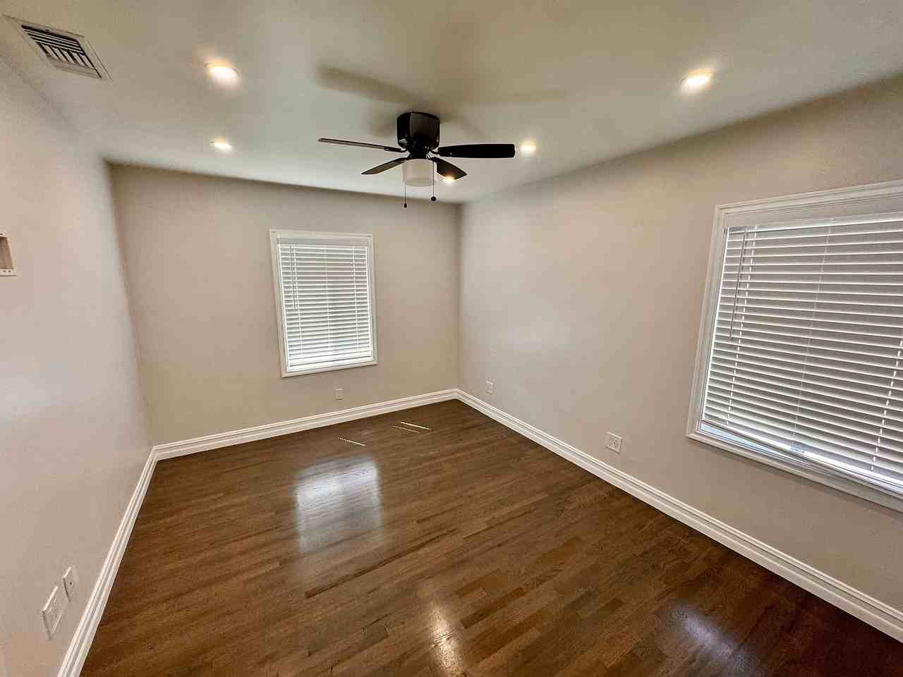 3442 N Greenbrier Rd - Photo 4 of 18
