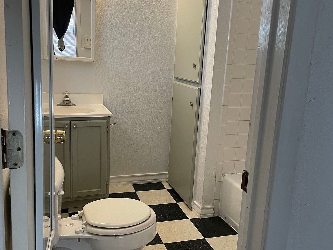 411 E Lachapelle - Photo 7 of 14