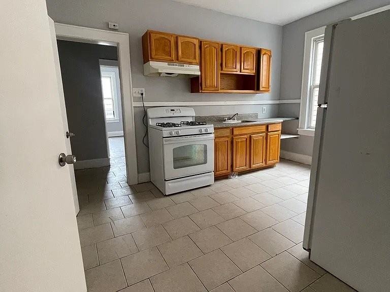 118 Vreeland Ave - Photo 3 of 6