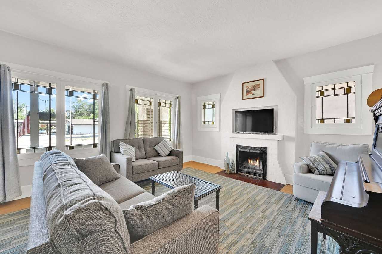 1203 25th St - Photo 2 of 9