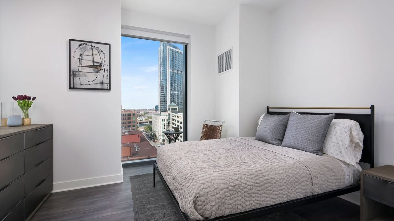 236 W Hubbard St - Photo 4 of 19