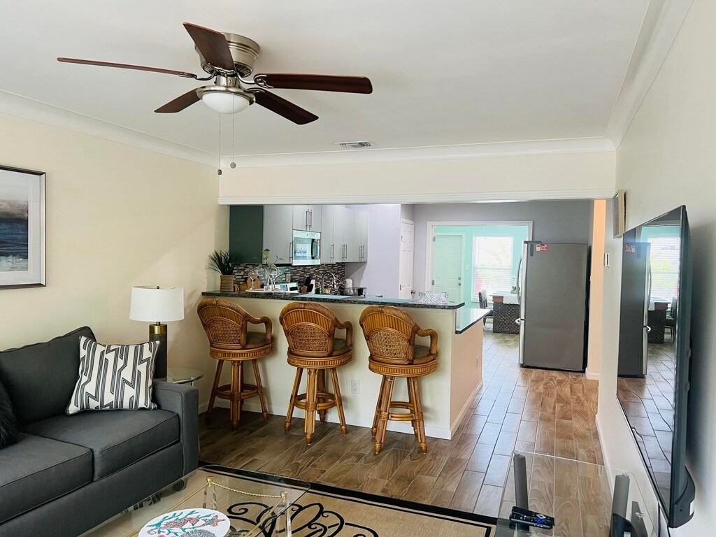 2100 Bay St #NA - Photo 3 of 33
