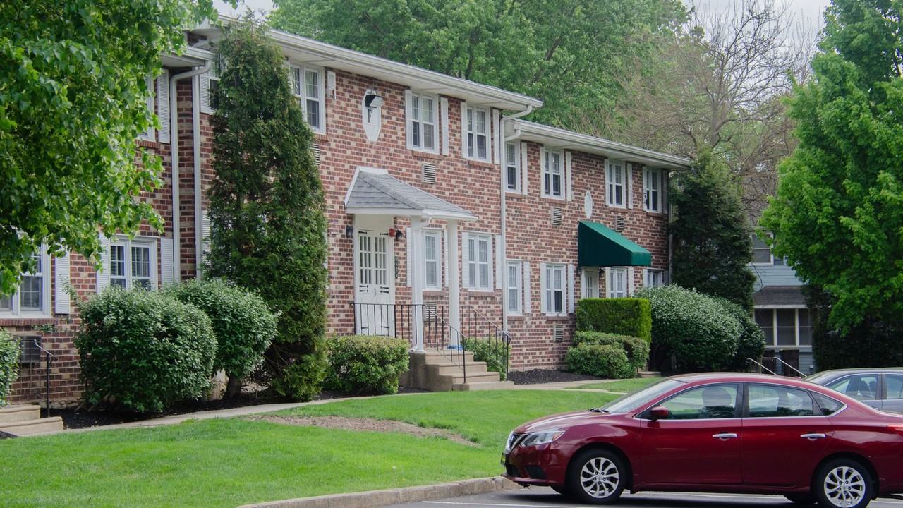 Broadmore Apartments - Photo 4 of 50