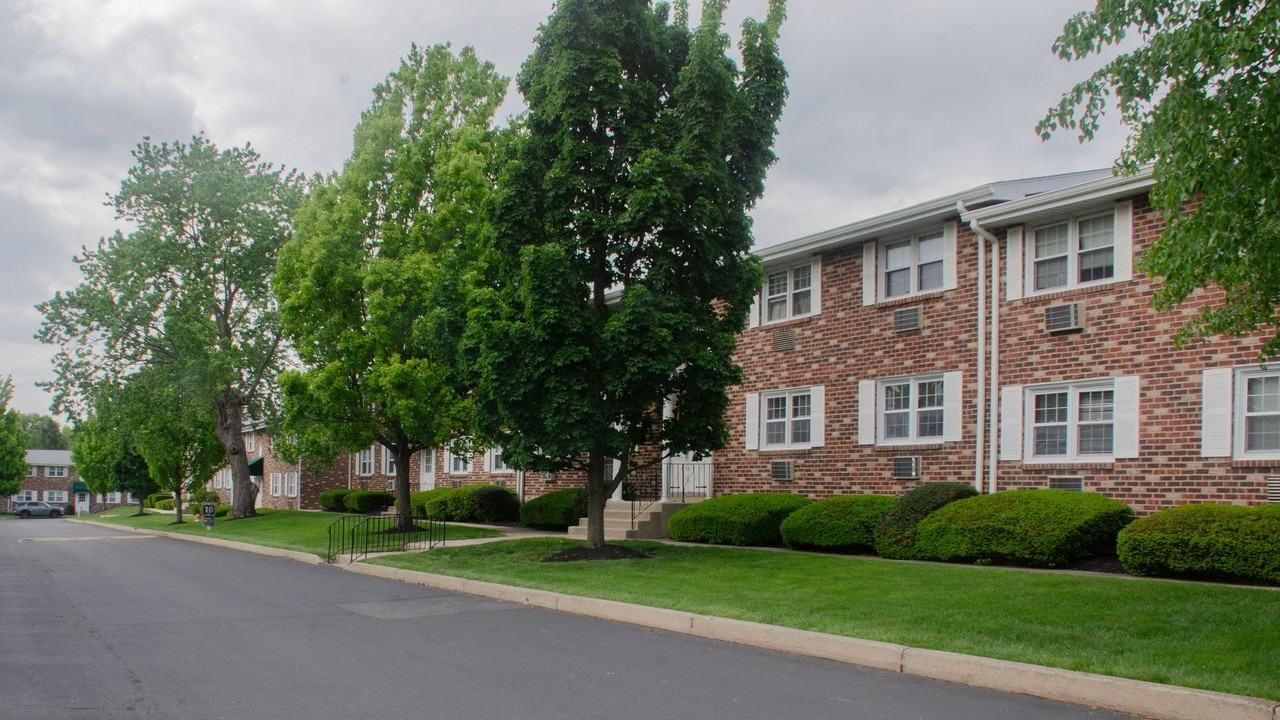 Broadmore Apartments - Photo 6 of 50