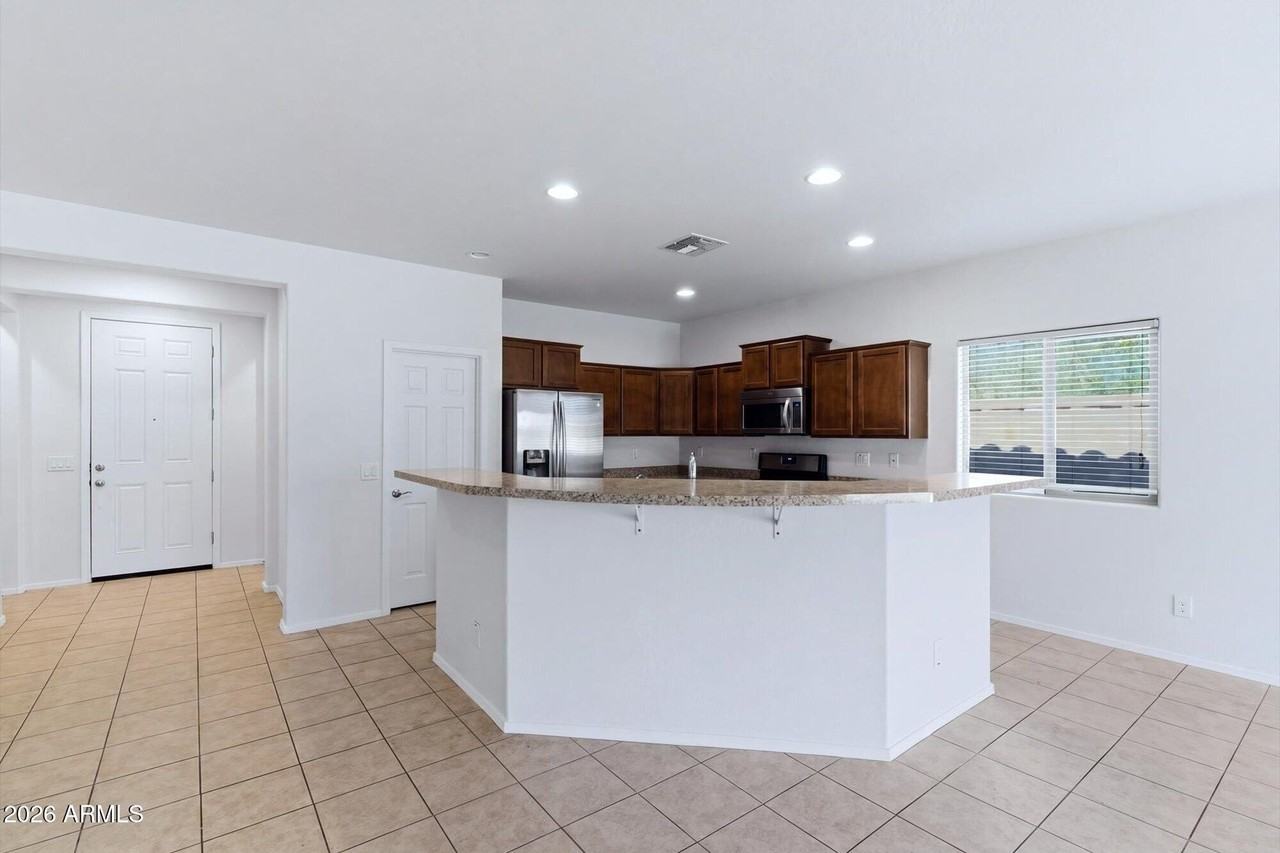 10733 W Lariat Ln - Photo 4 of 24