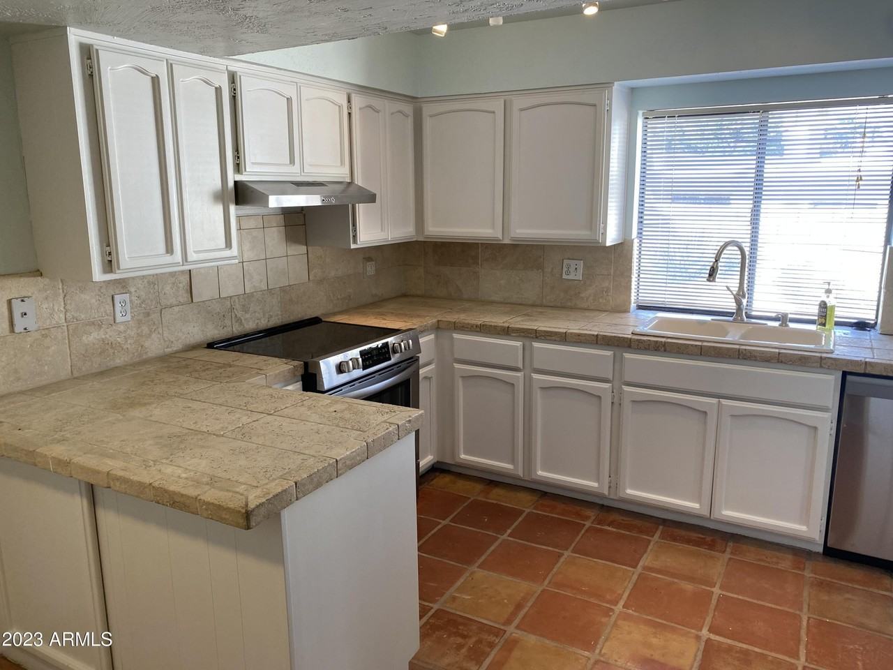 1728 E Belmont Ave - Photo 4 of 16