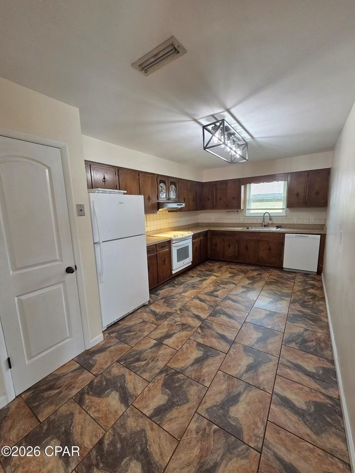 411 Shade St - Photo 7 of 29