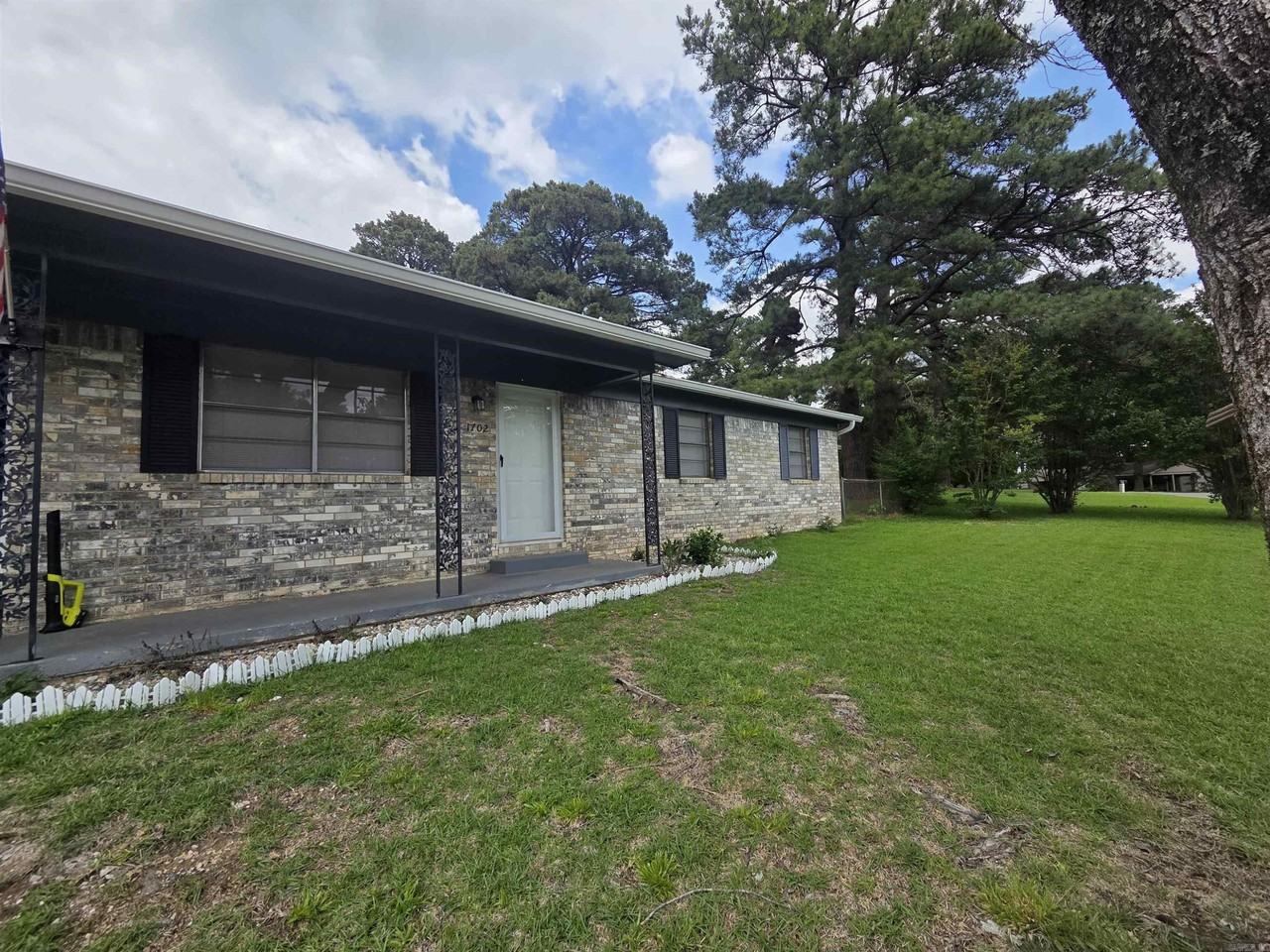 1702 Glenda Ln