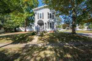featured image of 150 N Oak St