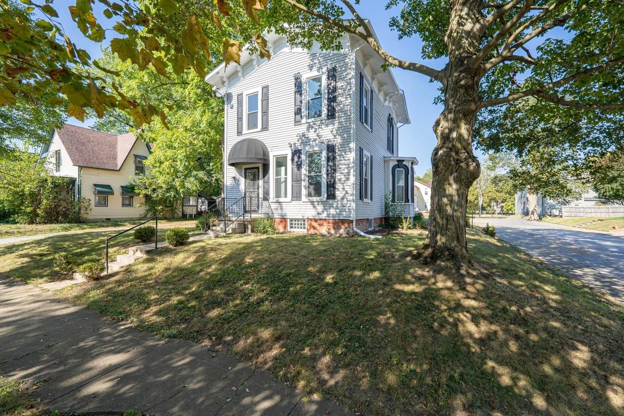 150 N Oak St - Photo 4 of 47