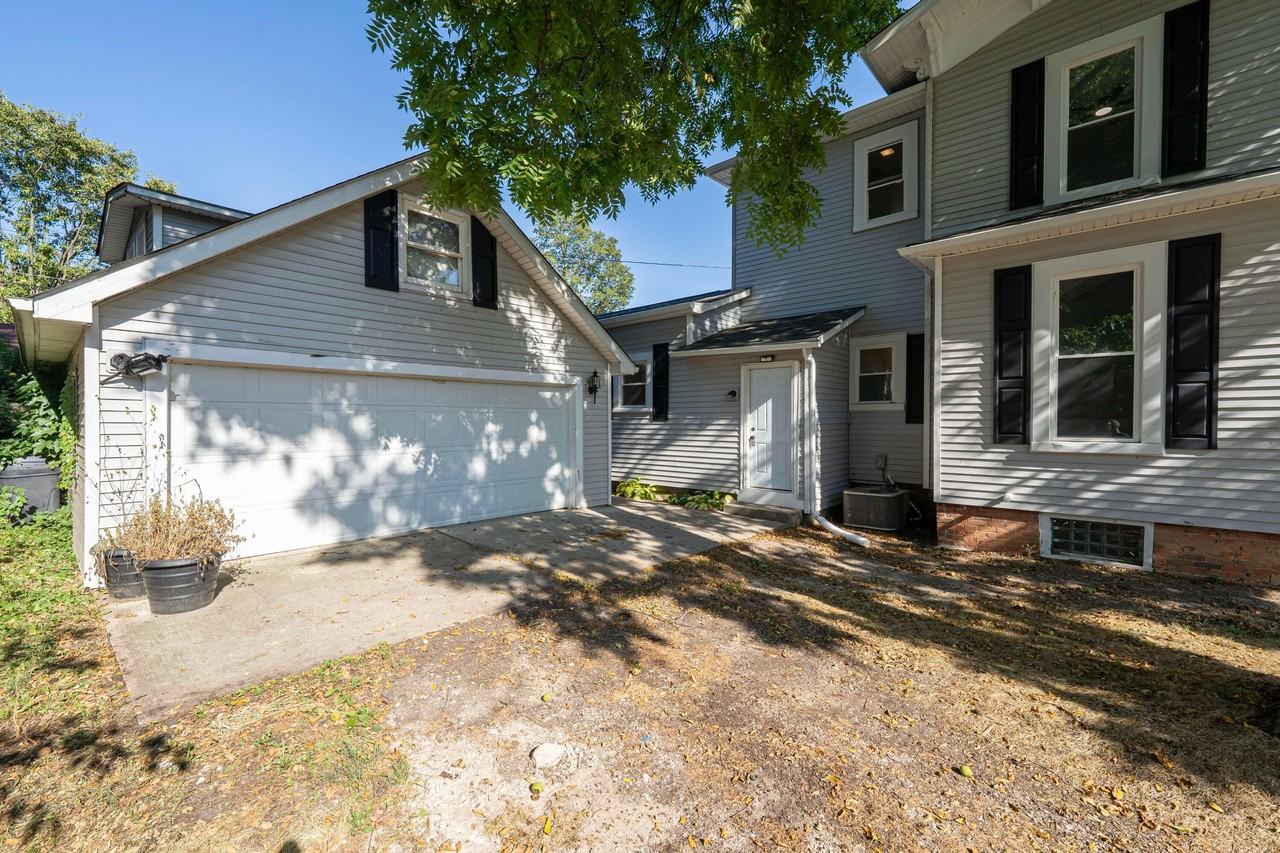 150 N Oak St - Photo 5 of 47
