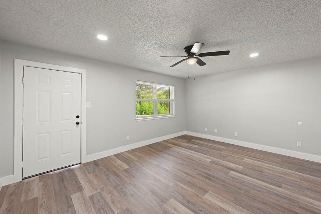 1601 Newton St - Photo 4 of 34