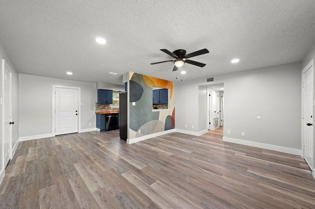 1601 Newton St - Photo 6 of 34