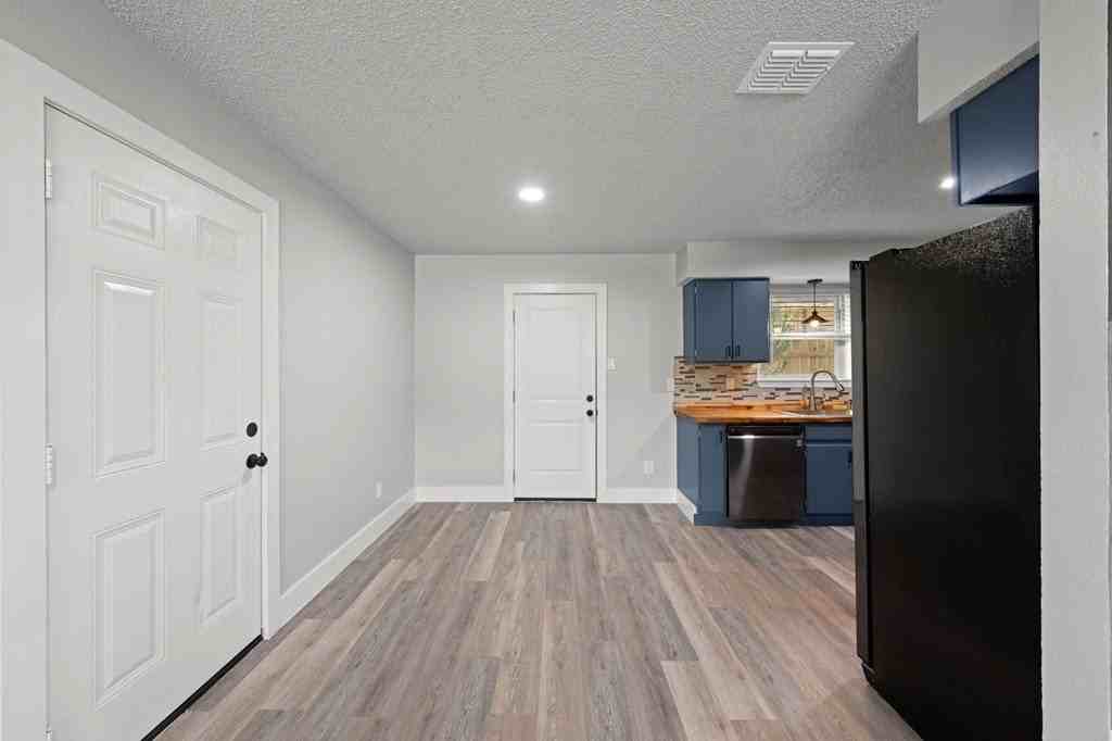 1601 Newton St - Photo 7 of 34