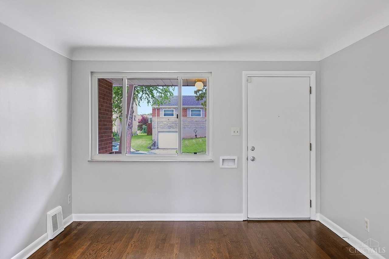 1723 Tuxworth Ave - Photo 6 of 38
