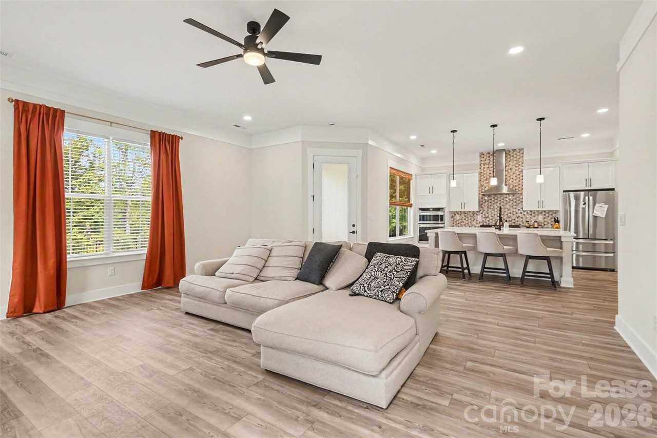 1006 Parkes St - Photo 4 of 25
