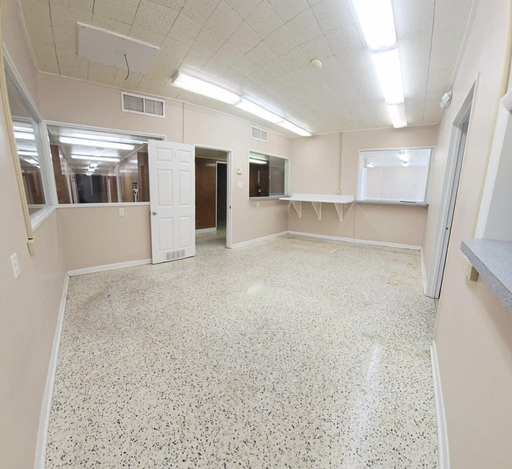 633 S Union Ave - Photo 4 of 12