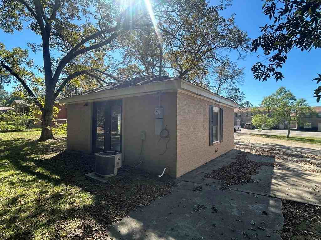 101 Gaines St - Photo 5 of 11