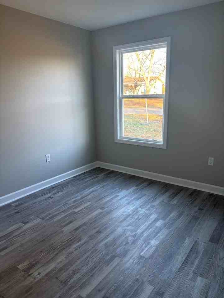 533 Lawrence St - Photo 3 of 13